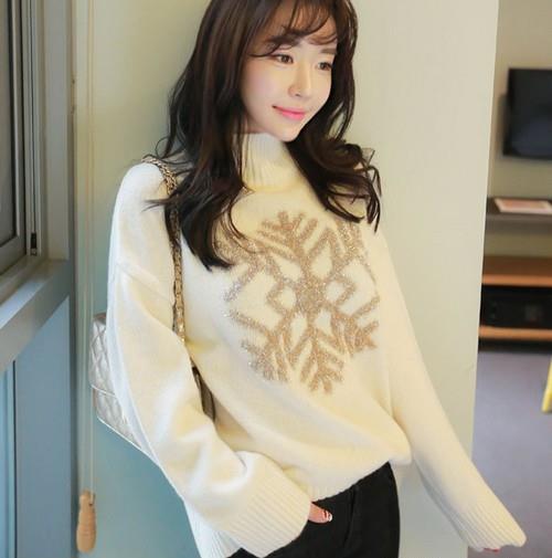 皮裤搭配拼贴雪花高领毛衣：时尚显瘦毛衣搭配（图）