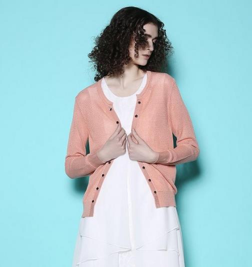 秋冬新款中长款双排扣宽松风衣:时尚洋气又保暖 秋冬新款中长款双排扣宽松风衣:时尚洋气又保暖