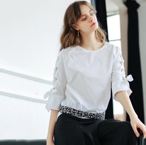 牛仔裙搭配喇叭中袖V领衬衫:6款彰显时髦女人味 牛仔裙搭配喇叭中袖V领衬衫:6款彰显时髦女人味