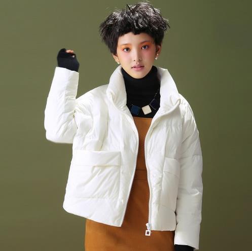 毛呢宽松短外套的的多种搭配：打造甜美学院范儿