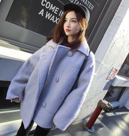毛呢宽松短外套的的多种搭配：打造甜美学院范儿