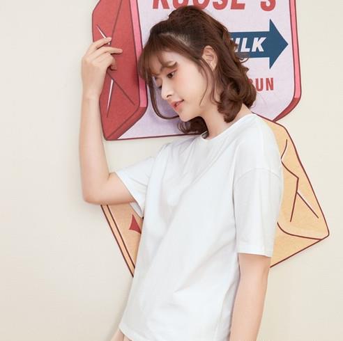 牛仔裙搭配喇叭中袖V领衬衫:6款彰显时髦女人味 牛仔裙搭配喇叭中袖V领衬衫:6款彰显时髦女人味