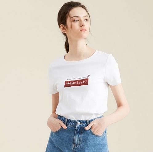 牛仔裙搭配喇叭中袖V领衬衫:6款彰显时髦女人味 牛仔裙搭配喇叭中袖V领衬衫:6款彰显时髦女人味