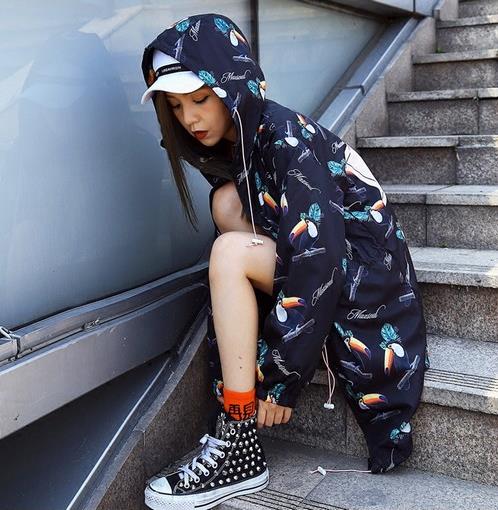 宽松麂皮绒休闲风衣这样搭配彰显优雅简约大牌范儿