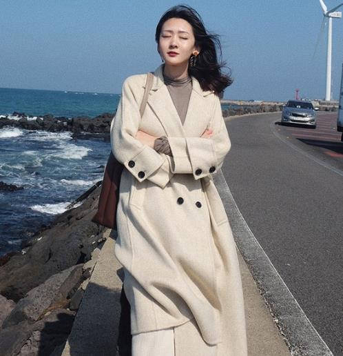 围巾翻领毛呢外套这样搭配凸显时尚大气又显气质 围巾翻领毛呢外套这样搭配凸显时尚大气又显气质