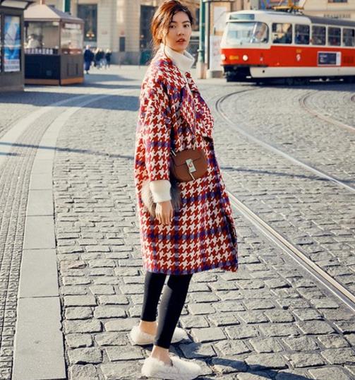 马丁靴搭配格纹系带宽松毛呢外套：名媛学院范（图）