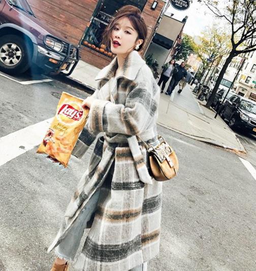 马丁靴搭配格纹系带宽松毛呢外套：名媛学院范（图）