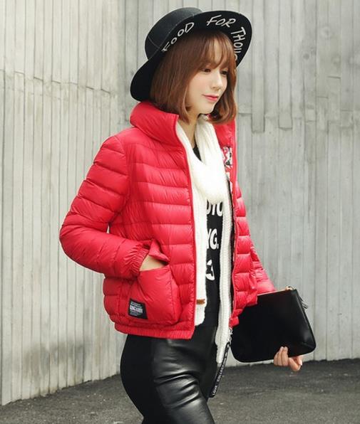 皮裤搭配大毛领加厚短款羽绒服：简约又不失优雅