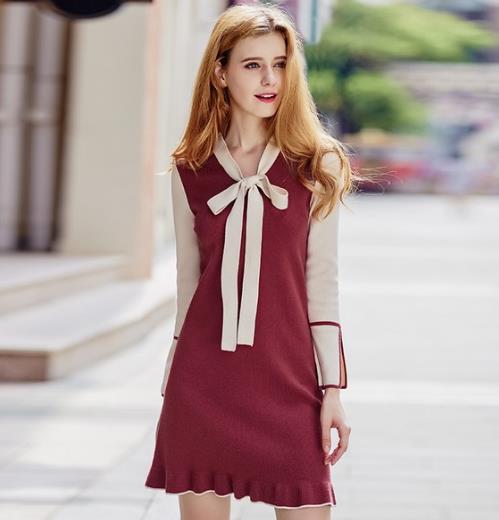 百褶拼接针织裙的多种搭配：青春减龄又不失优雅