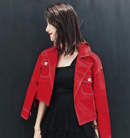 小脚裤搭配拼接短款飞行夹克：帅气又不失女人味