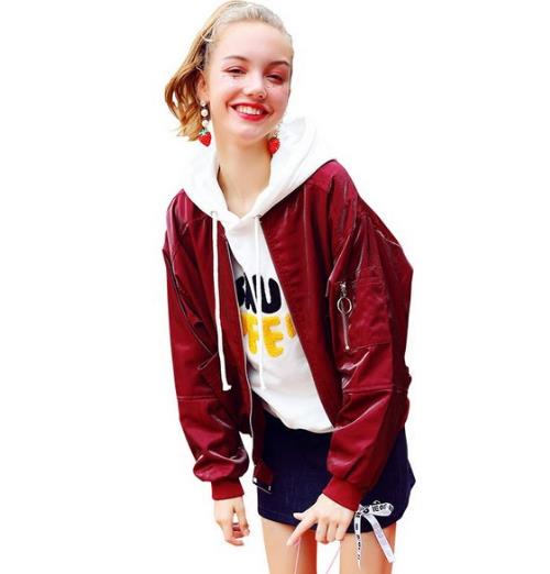 小脚裤搭配拼接短款飞行夹克：帅气又不失女人味