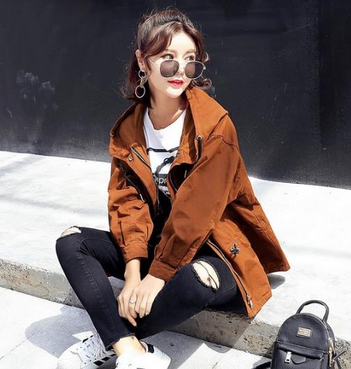 小脚裤搭配拼接短款飞行夹克：帅气又不失女人味