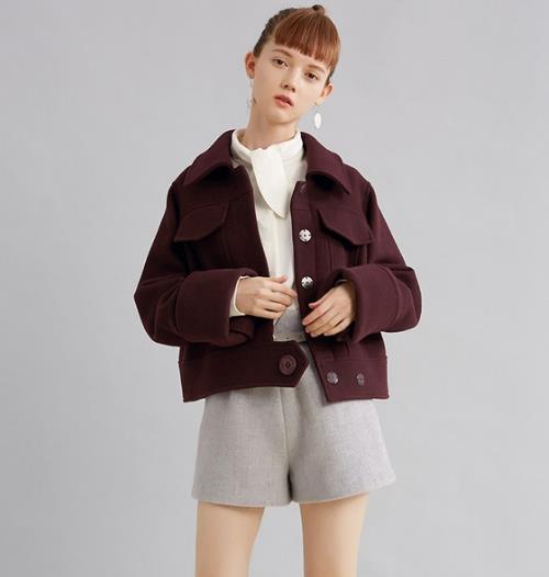 连衣裙搭配大翻领直筒毛呢短外套：优雅干练气质