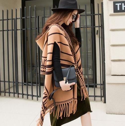 优雅女人怎能少了针织披肩外套：流苏斗篷披肩搭配
