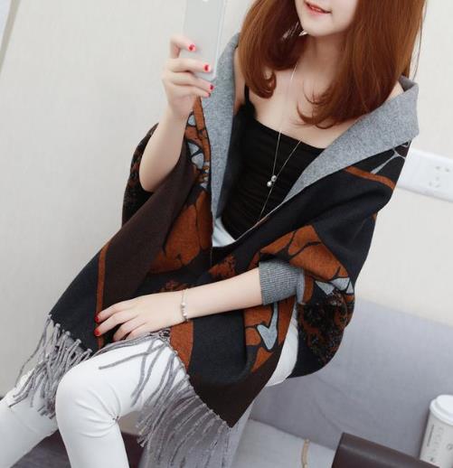 优雅女人怎能少了针织披肩外套：流苏斗篷披肩搭配