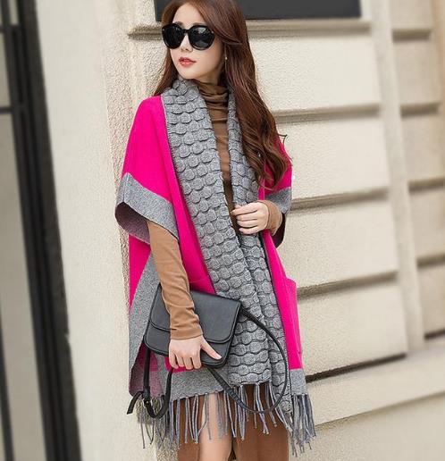 优雅女人怎能少了针织披肩外套：流苏斗篷披肩搭配