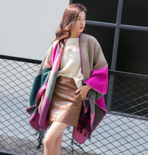 优雅女人怎能少了针织披肩外套：流苏斗篷披肩搭配