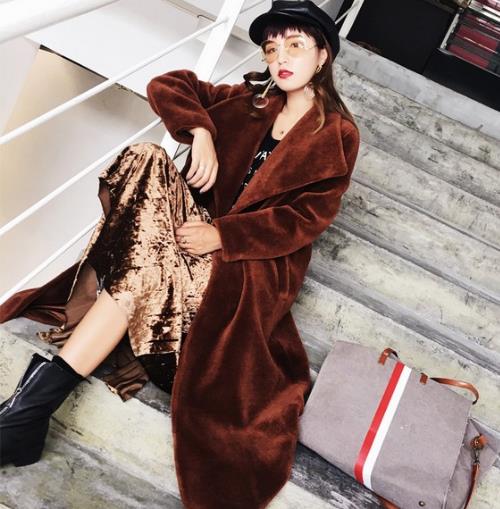 金丝绒短款羽绒服搭配连衣裙:优雅大方又保暖(图) 金丝绒短款羽绒服搭配连衣裙:优雅大方又保暖(图)