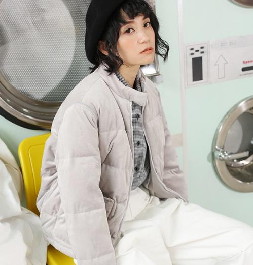 金丝绒短款羽绒服搭配连衣裙:优雅大方又保暖(图) 金丝绒短款羽绒服搭配连衣裙:优雅大方又保暖(图)