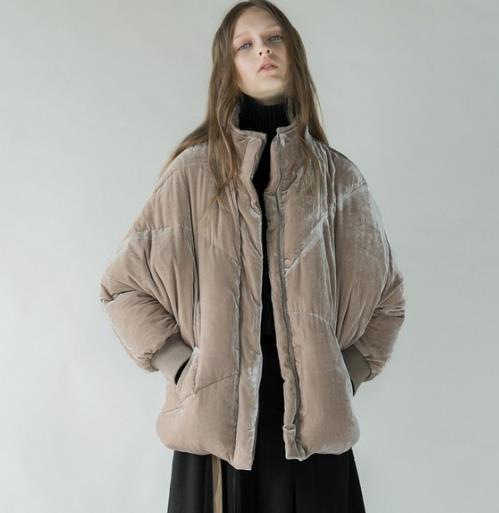 金丝绒短款羽绒服搭配连衣裙:优雅大方又保暖(图) 金丝绒短款羽绒服搭配连衣裙:优雅大方又保暖(图)