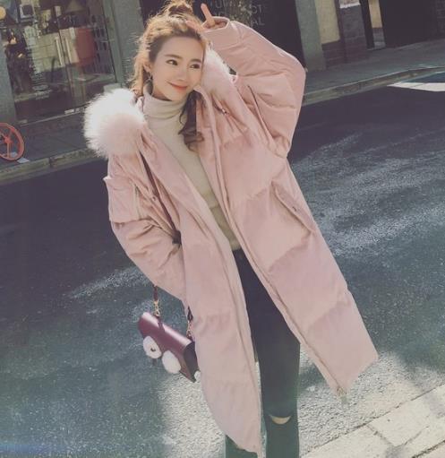 金丝绒短款羽绒服搭配连衣裙：优雅大方又保暖（图）