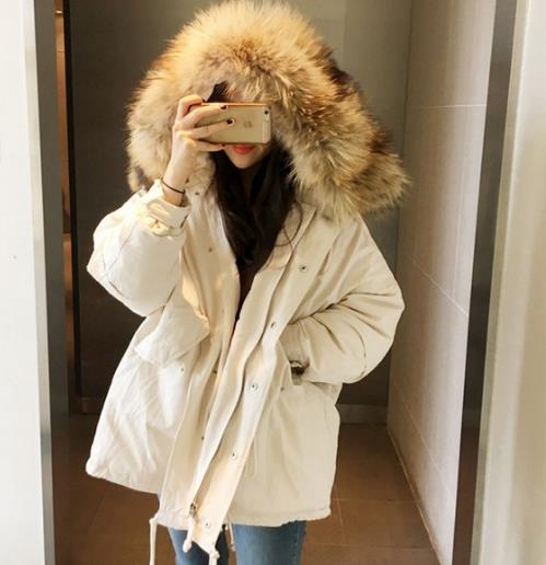 金丝绒短款羽绒服搭配连衣裙：优雅大方又保暖（图）