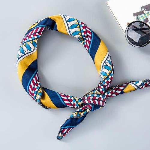 优雅女人必备的颈间丝巾：百搭丝巾又显气质（图）