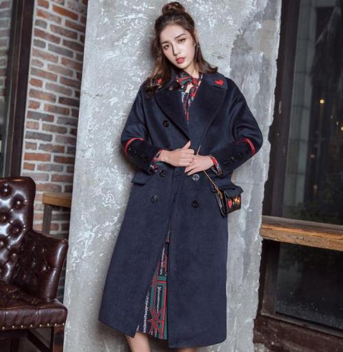 中长款肩章羊毛呢大衣搭配：打造优雅清新女人味