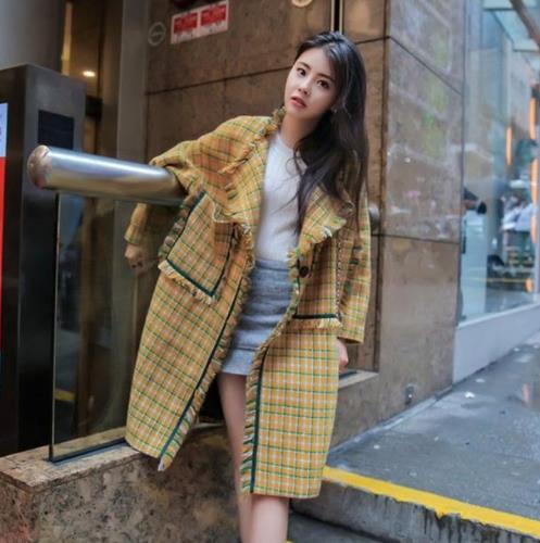 中长款肩章羊毛呢大衣搭配：打造优雅清新女人味