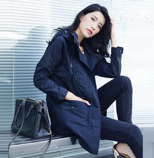 牛角扣过膝呢外套搭配牛仔裤：学院文艺范儿（图）