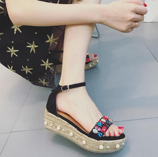 小脚裤搭配韩版松糕人字拖:简约人字拖推荐(图) 小脚裤搭配韩版松糕人字拖:简约人字拖推荐(图)