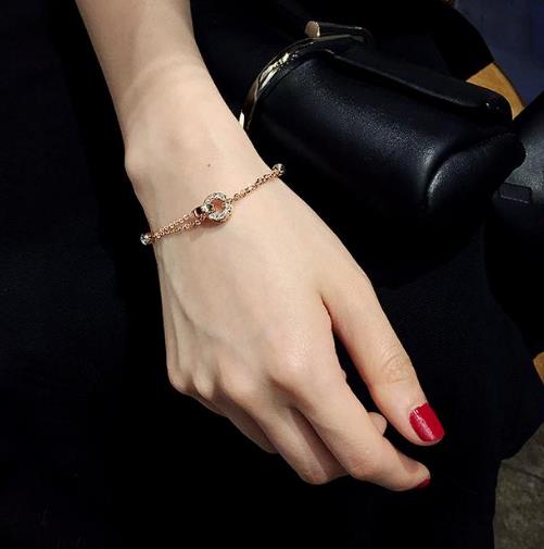 最流行清新简约手链：时尚多层珍珠手链搭配（图）