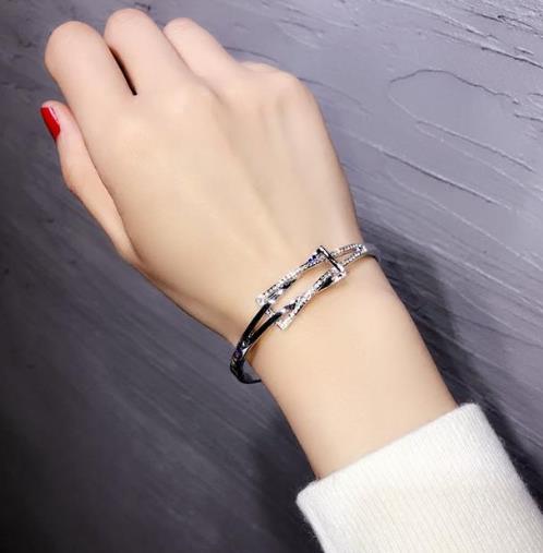 最流行清新简约手链：时尚多层珍珠手链搭配（图）