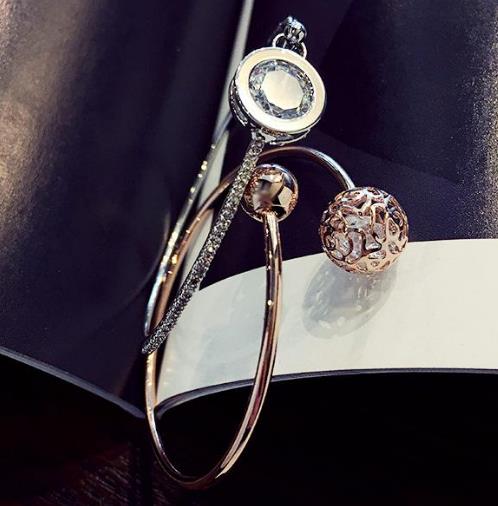 最流行清新简约手链：时尚多层珍珠手链搭配（图）