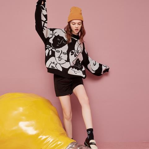 不规则图案宽松毛衣的 多种搭配:显瘦减龄又个性 不规则图案宽松毛衣的 多种搭配:显瘦减龄又个性