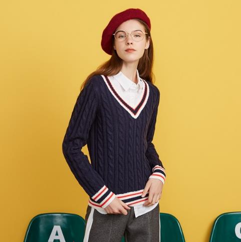 不规则图案宽松毛衣的 多种搭配:显瘦减龄又个性 不规则图案宽松毛衣的 多种搭配:显瘦减龄又个性