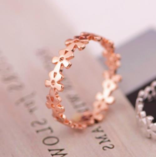 款款都精致的罗马数字镀玫瑰金戒指：优雅迷人（图）