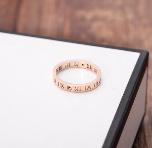 款款都精致的罗马数字镀玫瑰金戒指：优雅迷人（图）