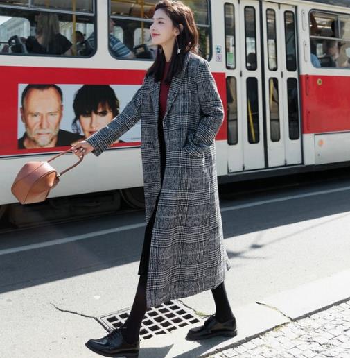 雍容华贵范儿的收腰过膝羊毛绒大衣搭配分享（图）