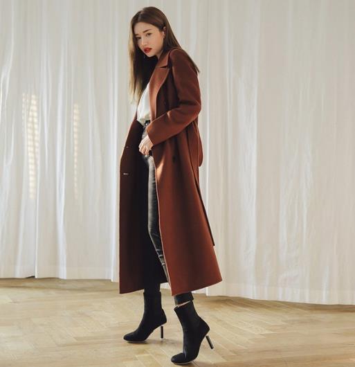 雍容华贵范儿的收腰过膝羊毛绒大衣搭配分享（图）