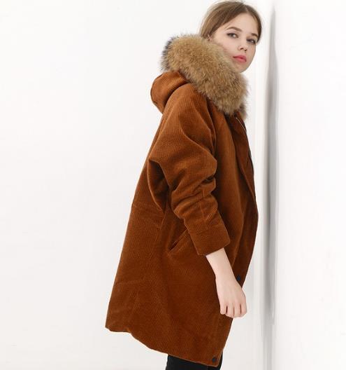 灯芯绒连帽羽绒服的多种搭配：打造时尚复古风（图）