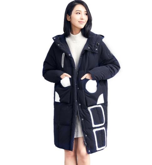 灯芯绒连帽羽绒服的多种搭配：打造时尚复古风（图）