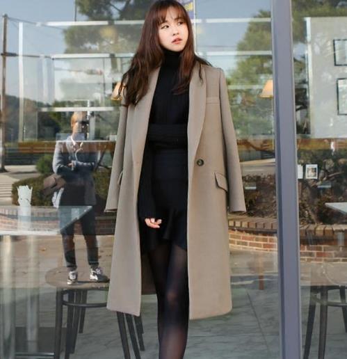 加厚羊毛呢子大衣搭配高领毛衣：显瘦显高且优雅