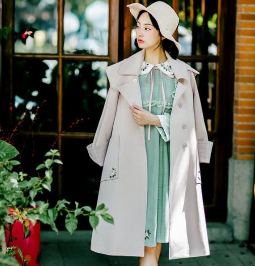 连衣裙搭配刺绣披肩两穿风衣:名媛秀雅淑女风(图) 连衣裙搭配刺绣披肩两穿风衣:名媛秀雅淑女风(图)