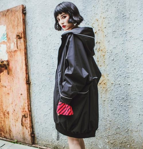 连衣裙搭配刺绣披肩两穿风衣:名媛秀雅淑女风(图) 连衣裙搭配刺绣披肩两穿风衣:名媛秀雅淑女风(图)