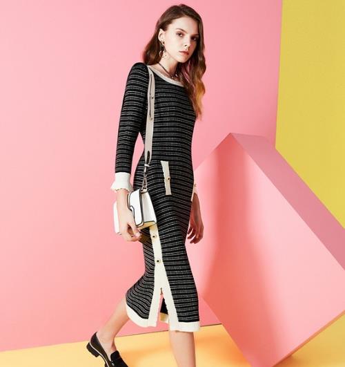 波浪边收腰连衣裙搭配手拿包：时尚显瘦又性感（图）