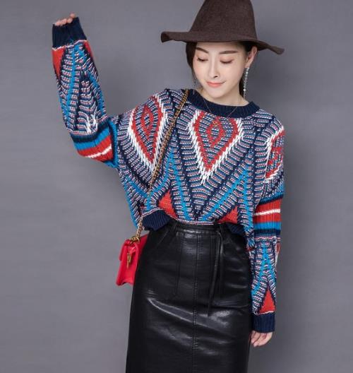 蕾丝拼接短款针织打底衫：彰显时尚性感女神范（图）