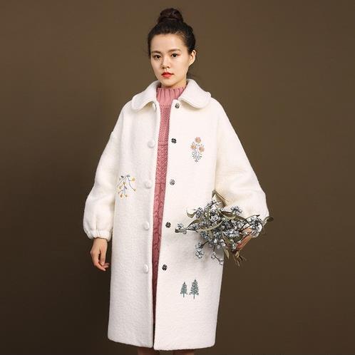 刺绣娃娃领毛呢外套:时尚外套打造减龄显瘦甜美风 刺绣娃娃领毛呢外套:时尚外套打造减龄显瘦甜美风