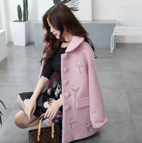 针织裙搭配蝙蝠袖毛呢外套:优雅又不失甜美(图) 针织裙搭配蝙蝠袖毛呢外套:优雅又不失甜美(图)