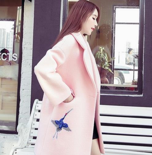 针织裙搭配蝙蝠袖毛呢外套:优雅又不失甜美(图) 针织裙搭配蝙蝠袖毛呢外套:优雅又不失甜美(图)